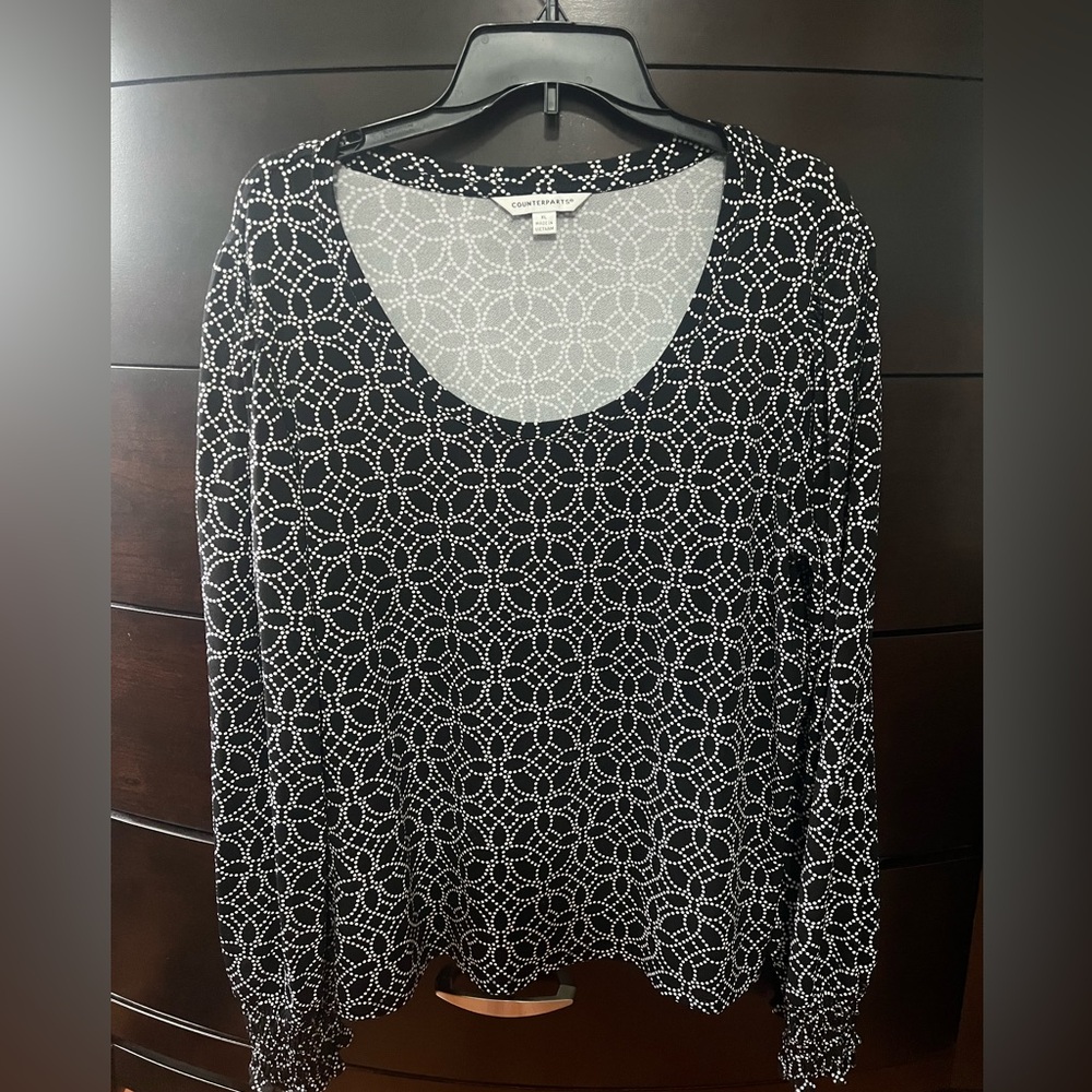 Women’s black and white rouched wrist top